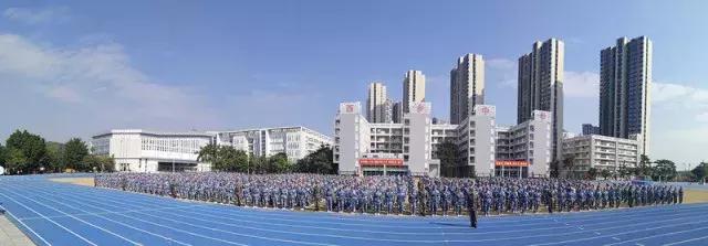 我在西乡中学，等一个人！