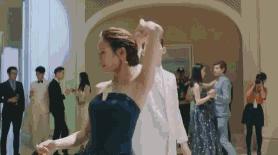 张钧甯被鱼尾裙坑了？她身上这条美上热搜的礼服裙被质疑是山寨的