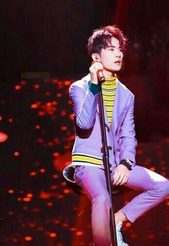 我家男神初长成易烊千玺街拍,易烊千玺年少成名百炼成钢