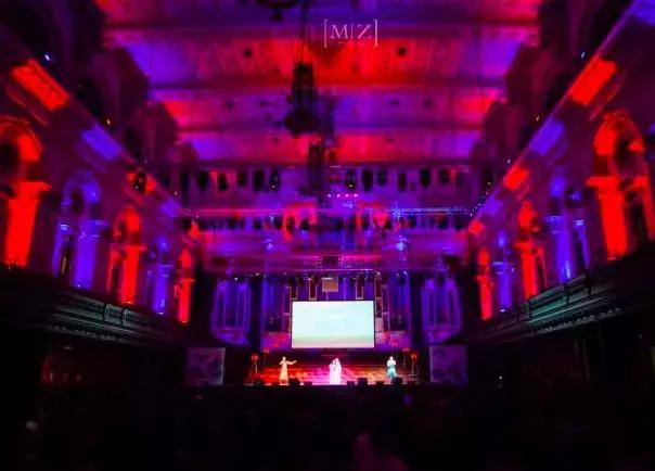 华丽汉服在外国街头惊艳外国人,中国汉服小姐姐美到哭了