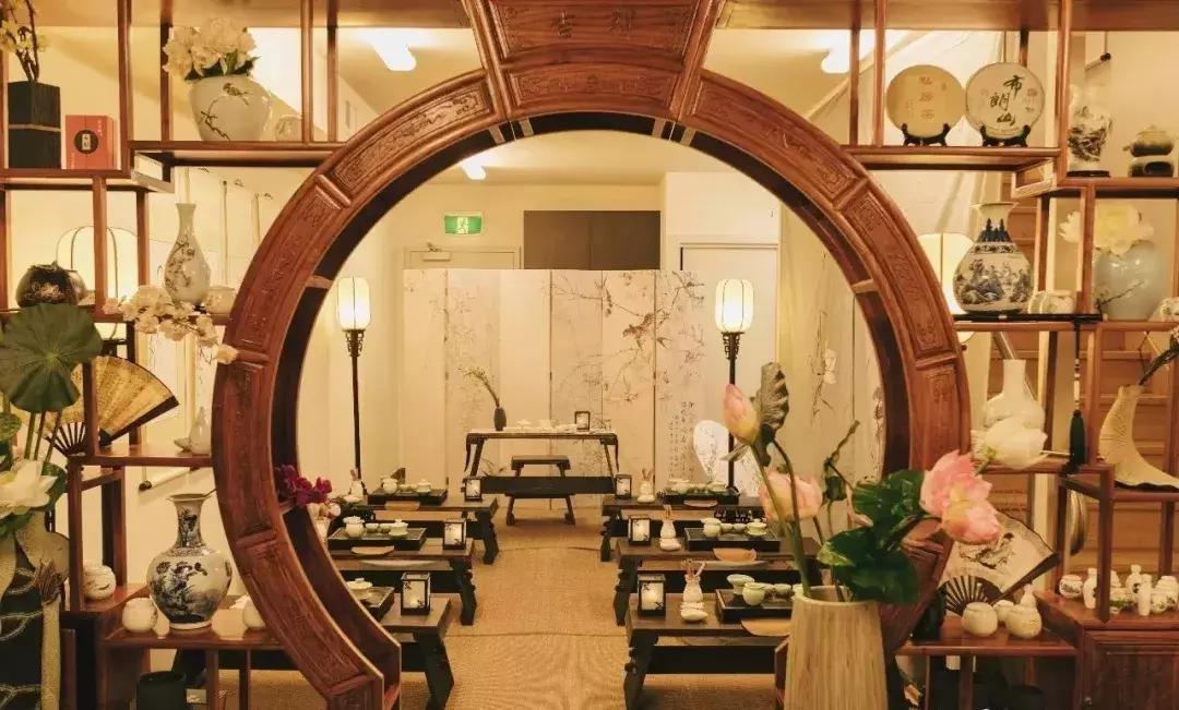 华丽汉服在外国街头惊艳外国人,中国汉服小姐姐美到哭了