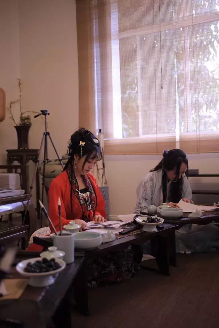 华丽汉服在外国街头惊艳外国人,中国汉服小姐姐美到哭了