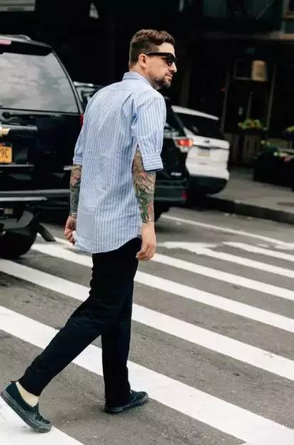 「条纹衬衫」最正确的打开方式就是“不好好穿”