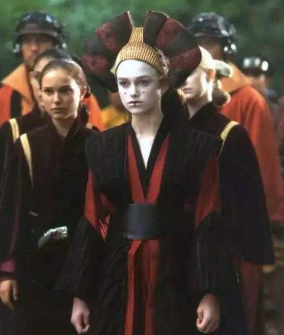 她是平胸的纸片姑娘，却是性感的英伦玫瑰，美得颠倒众生！