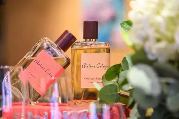 女人身上的香水味是什么很好闻 (你身上有他的香水味但没有我的贵)