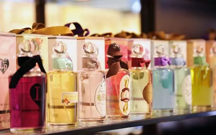 女人身上的香水味是什么很好闻 (你身上有他的香水味但没有我的贵)