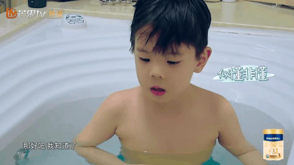 霍思燕杜江给嗯哼穿衣服,霍思燕给嗯哼穿衣服