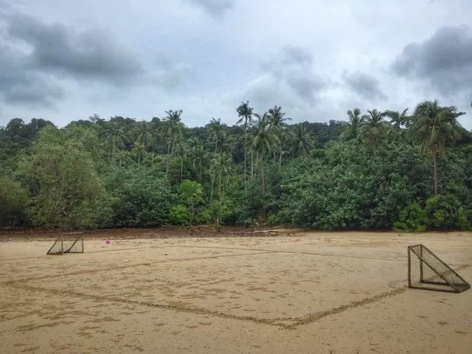 衣冠不整恕不招待厨师,衣冠不整不让进的饭店