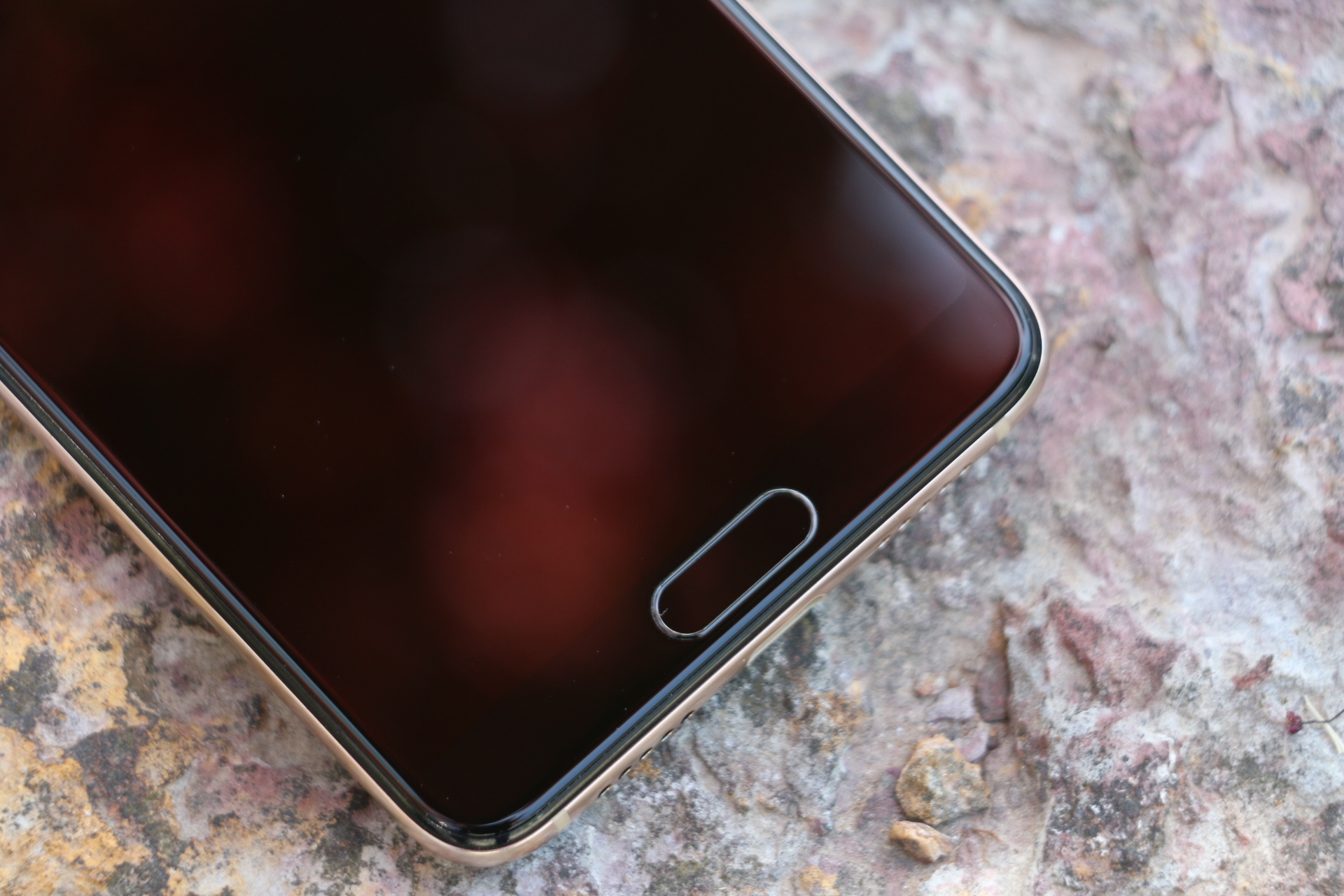 华为p20香槟金和宝石蓝哪个好看,极光色或成潮流华为p20开箱图赏