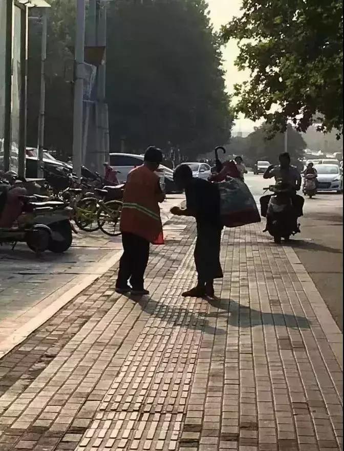 如何看待董卿跪地采访,董卿节目中三次下跪