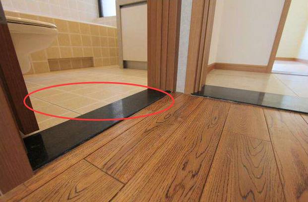 屋里地板被水泡了需要更换吗,邻居重新装修导致我家漏水