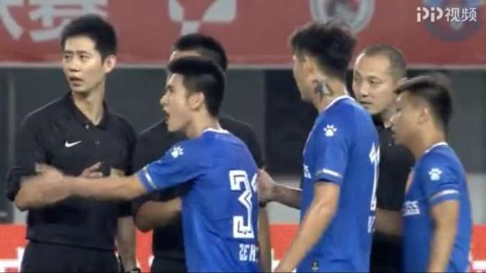 中甲裁判判罚引冲突后续,中甲不满裁判判罚集体离场
