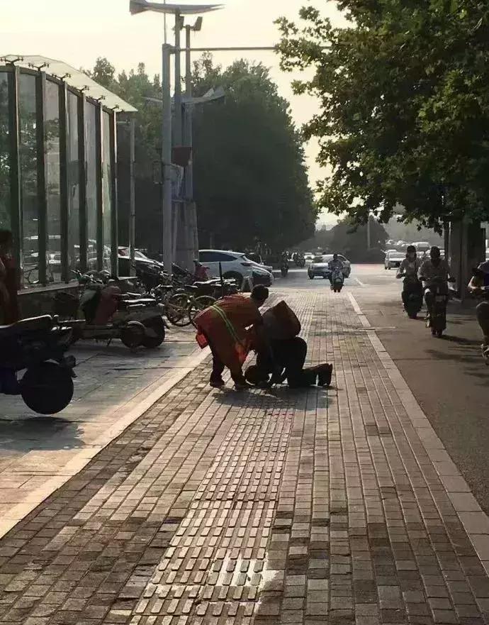 董卿你的站姿就是你的修养,董卿台上三次跪哪点值得学习