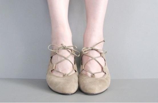 鞋子里面发臭是鞋垫的原因吗,鞋子刷了后没干潮湿发臭怎么办