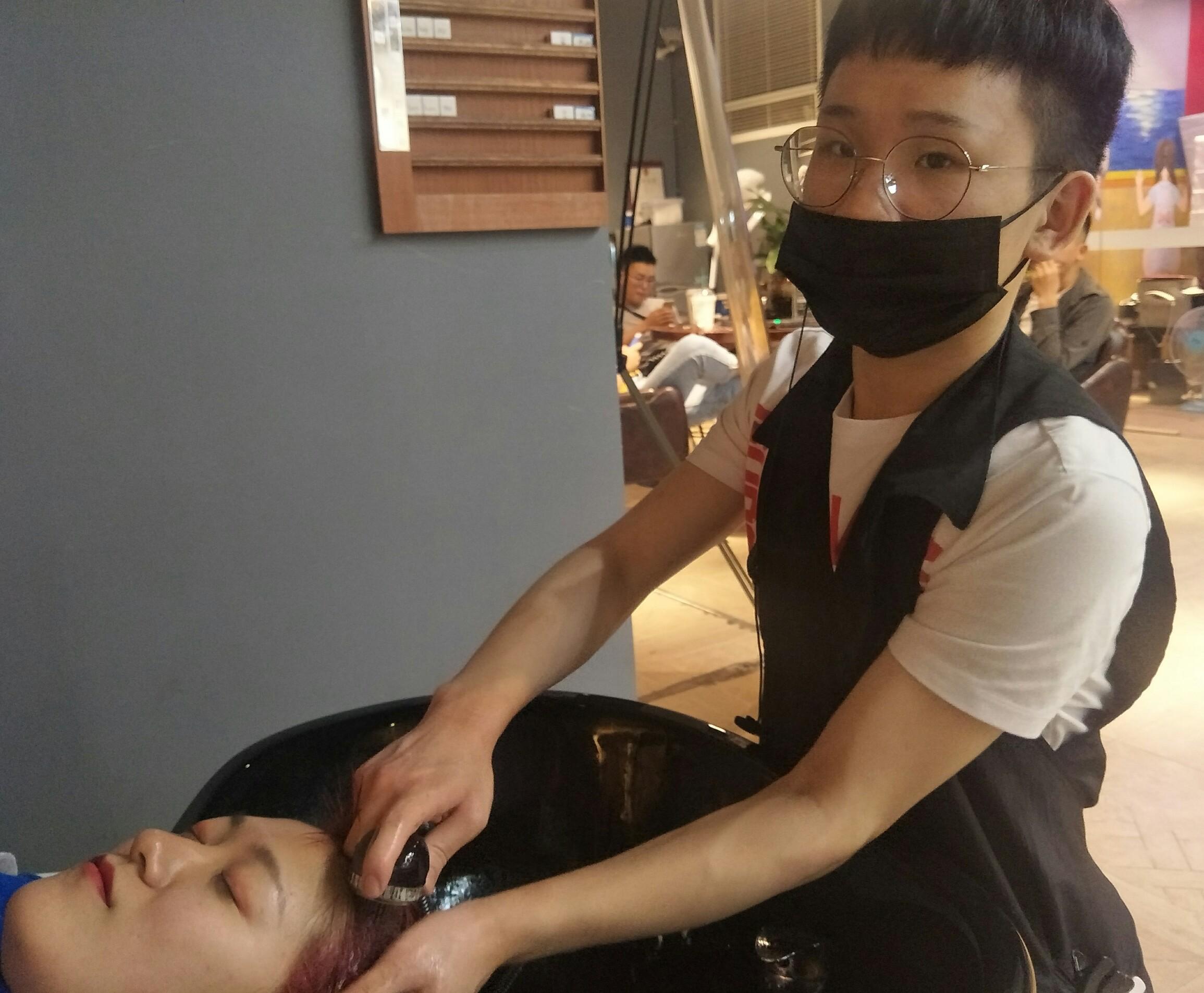 为啥理发店师傅叫tony,为啥理发的都是tony老师