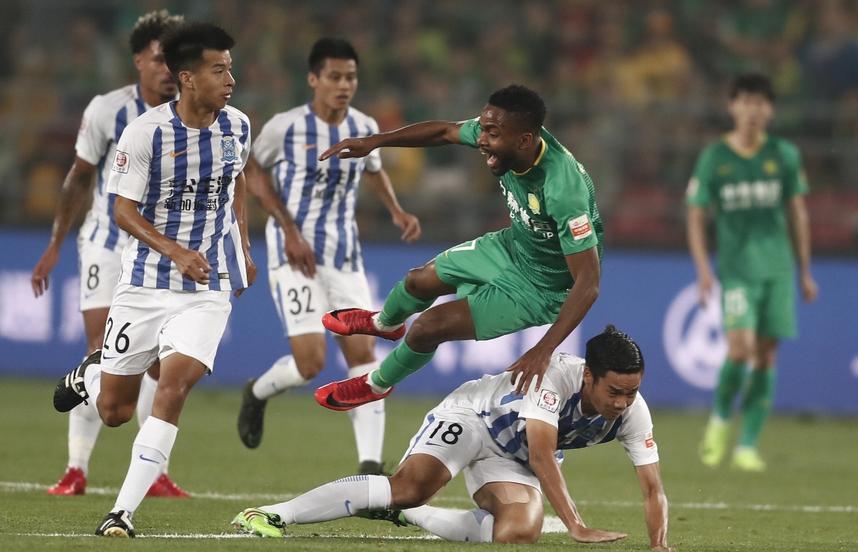 国安赛后与裁判冲突,国安球员怒围裁判视频