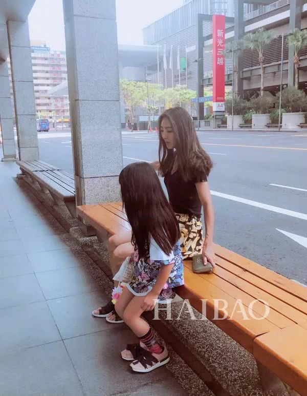 诺一现在这么接地气？才7岁的Grace就是铅笔腿！