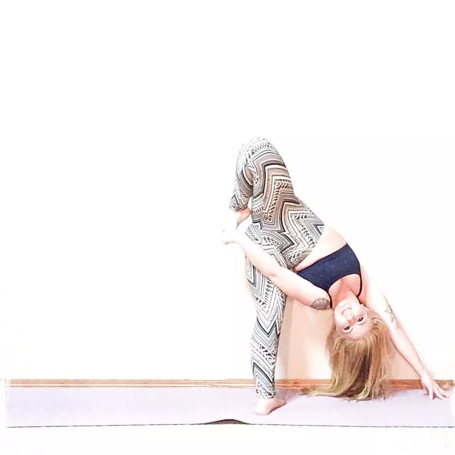 腰椎间盘突出，这样坐着拉伸，效果很好