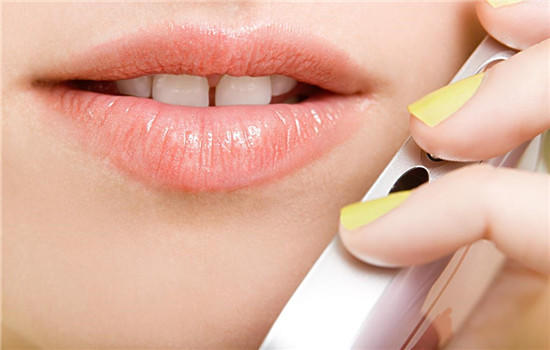 擦完口红为什么要用纸巾抿一下,涂完口红抿一下