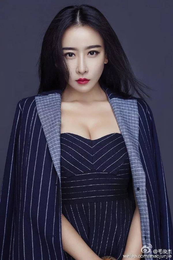 胸大无脑，嗲精附身，演坏女人成名的她居然还“真空照”上热搜了