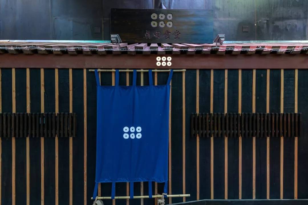 别再长胖了，否则你连这家店的门都挤不进去！