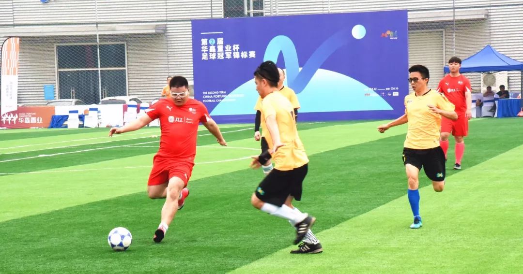 “宅男”也疯狂,且看足球赛场谁是英雄?