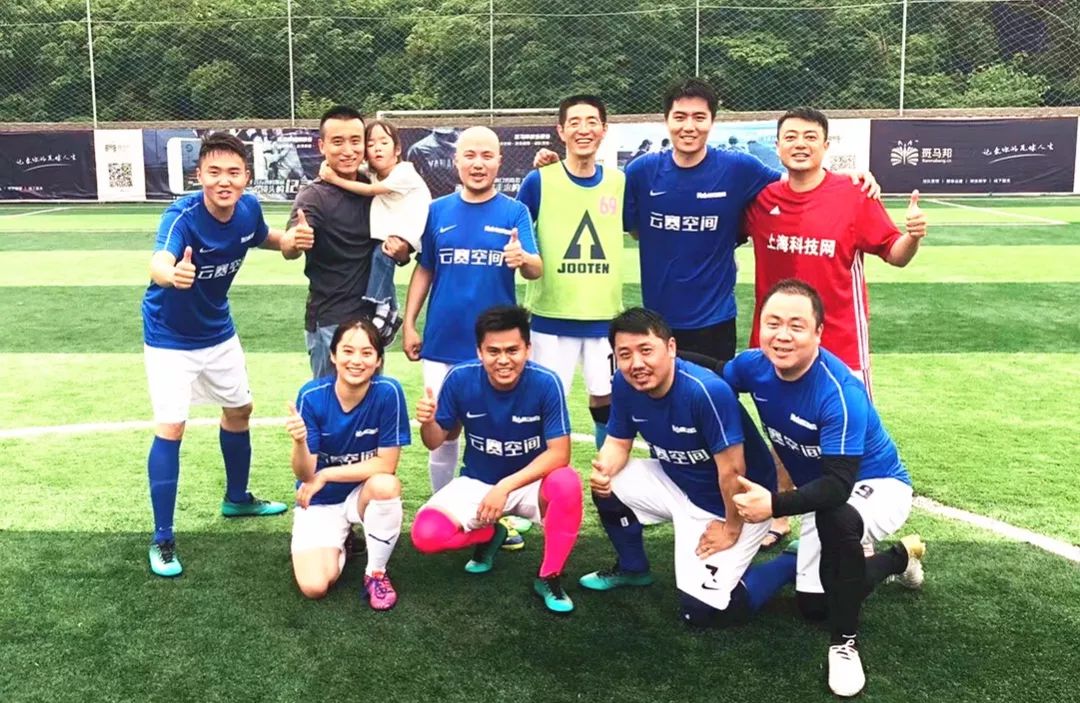 “宅男”也疯狂,且看足球赛场谁是英雄?