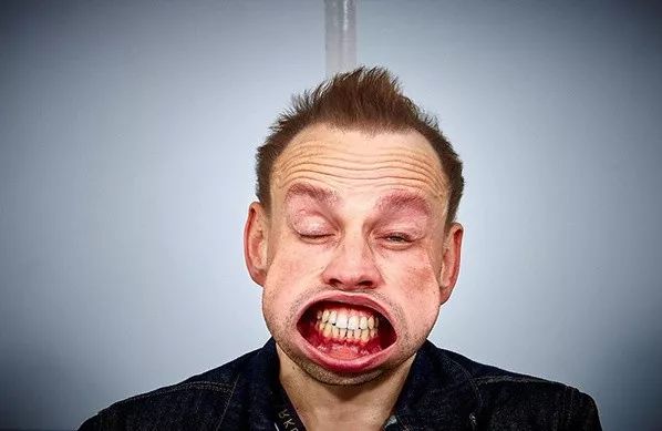 关注｜川航机长首次露面，亲述“空中浩劫”惊魂经历：副机长半个身子被吸出窗外、温度骤降外加强风力袭击……