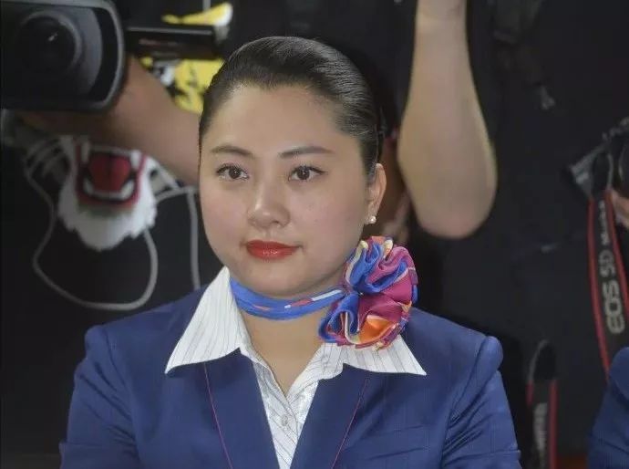 川航机长首次露面，亲述“空中浩劫”惊魂经历：副机长半个身子被吸出窗外、温度骤降外加强风力袭击……