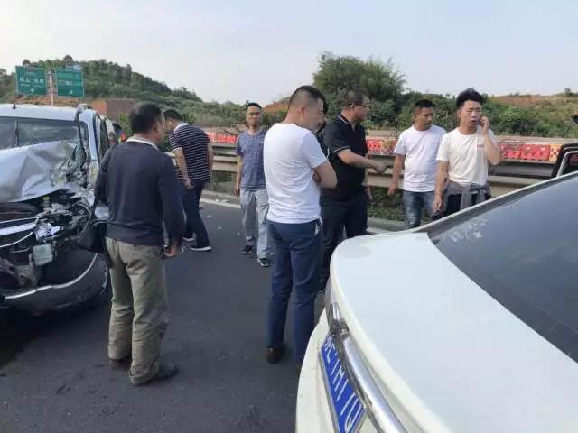 高速交警出警再遇车祸,高速车祸警车开道急救