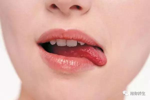 吃东西老是咬到嘴有什么预兆吗,吃东西总是咬到嘴是缺什么