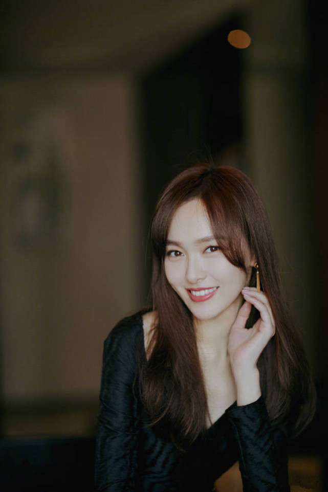 唐嫣粉色露肩短裙出席活动,唐嫣一袭露肩开叉红色长裙