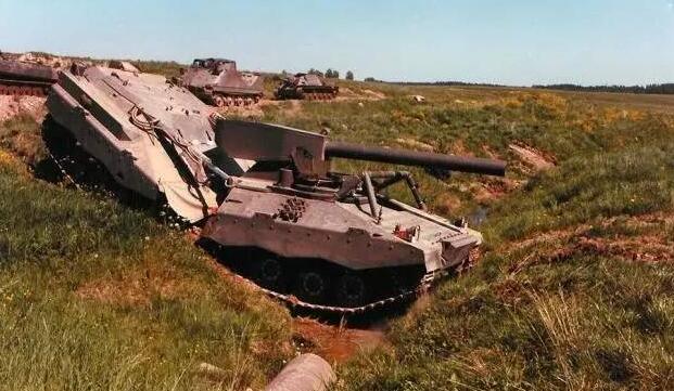 为什么坦克都选越野版,轻型坦克和轮式坦克哪个适应性强