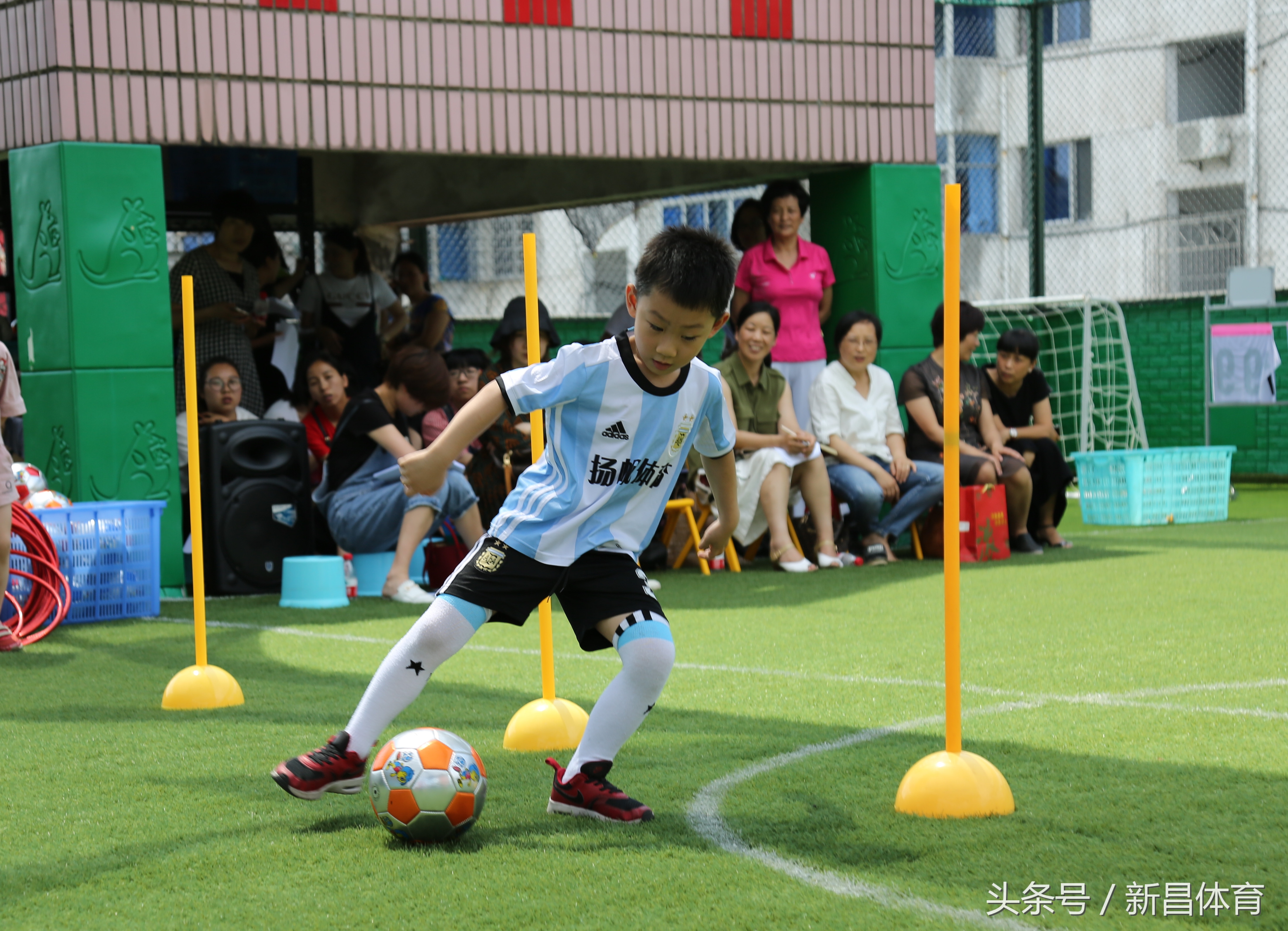 幼儿园足球特色学校观摩活动,幼儿园开展足球嘉年华活动报道
