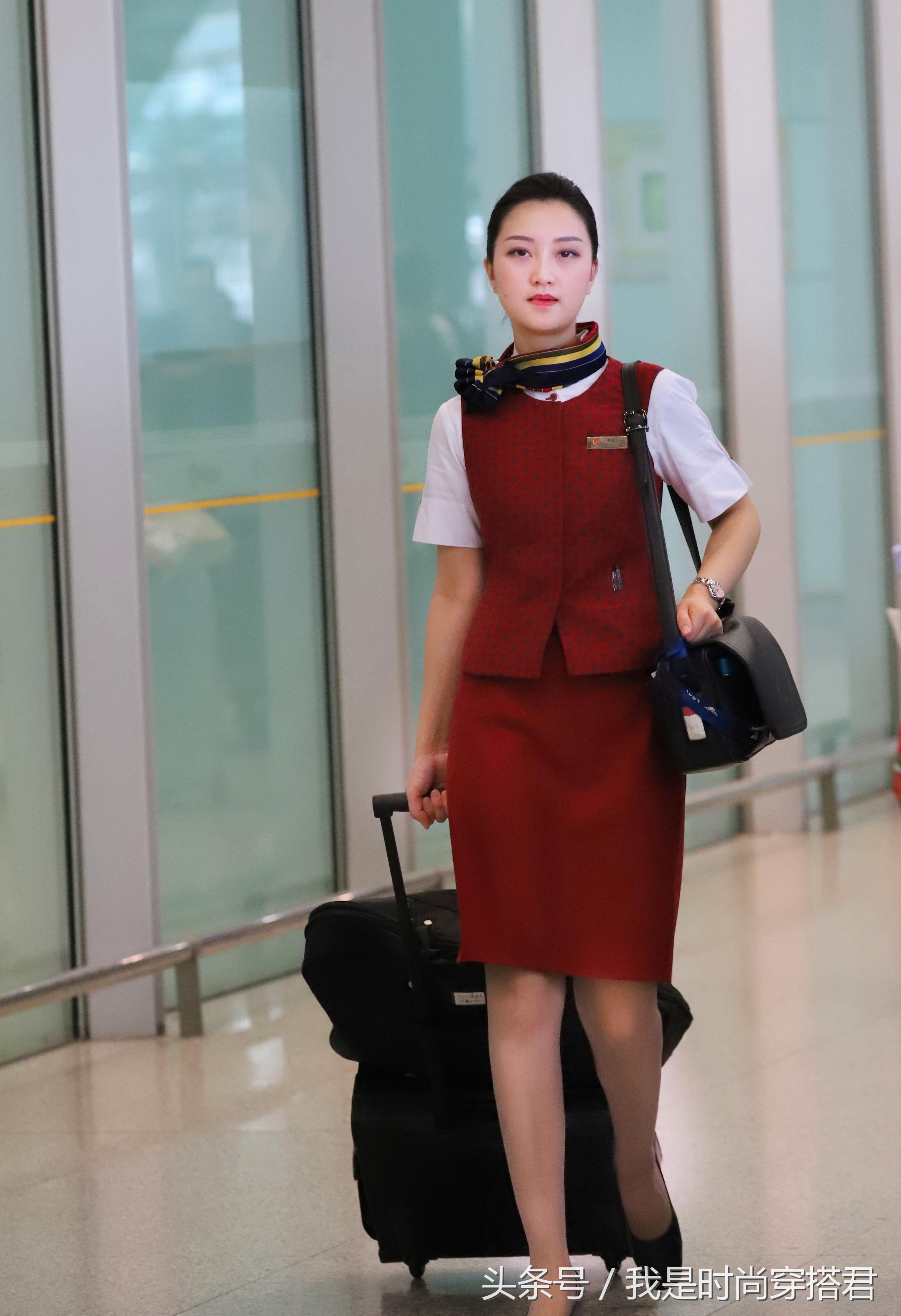 空姐飞机上街拍,飞机上拍到的漂亮空姐