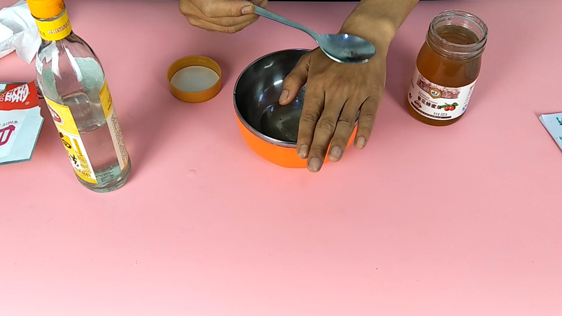 把白醋和蜂蜜放一起,蜂蜜和白醋一起兑开水喝功效