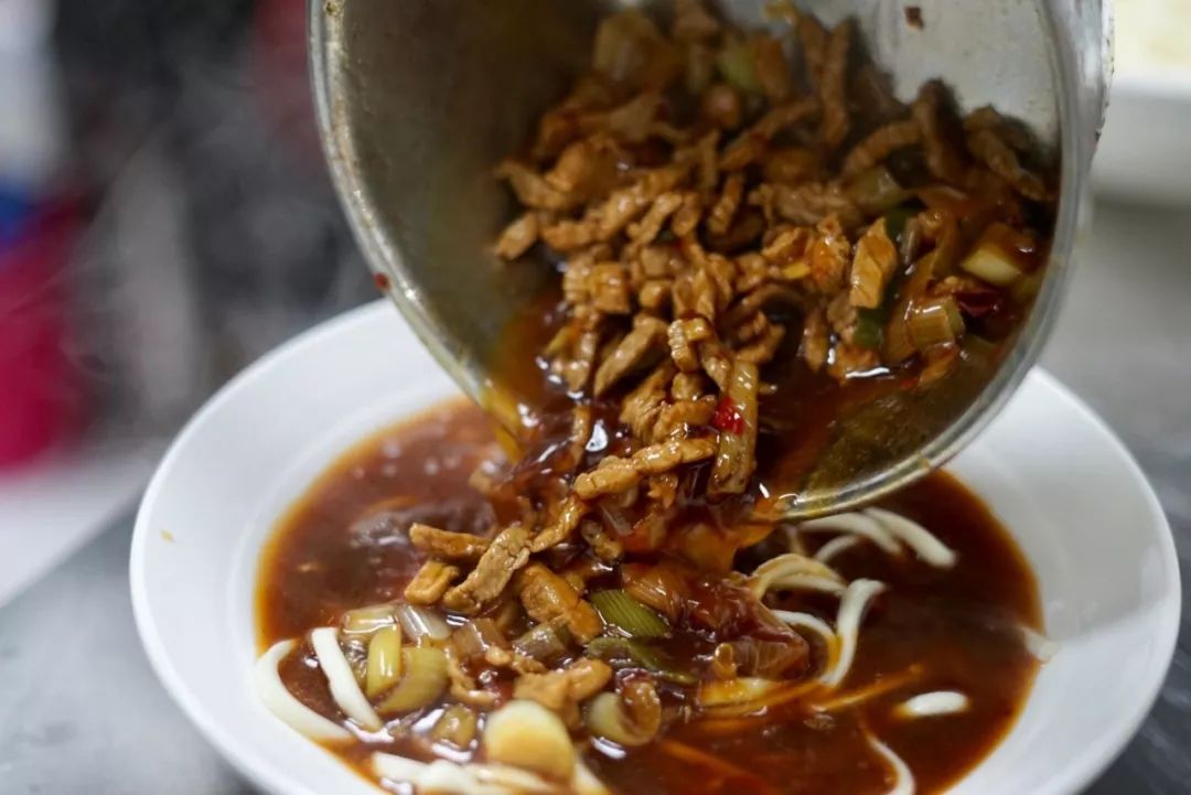 南京有一家古怪的面馆,南京最有名的肉丝面