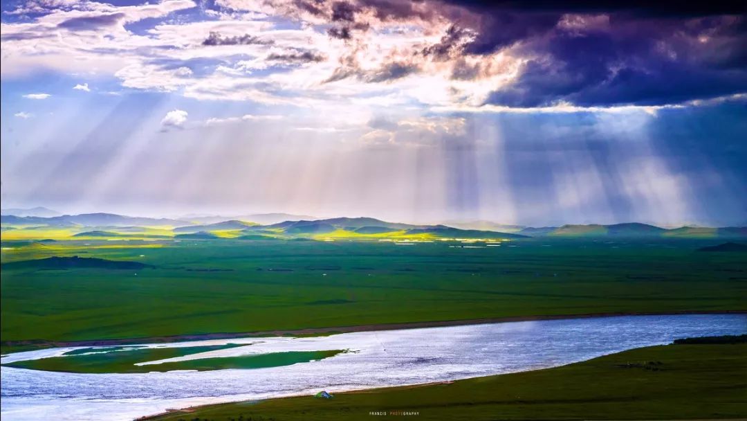 连绵的群山、广袤的草原、蜿蜒的河流……它就是独一无二的若尔盖