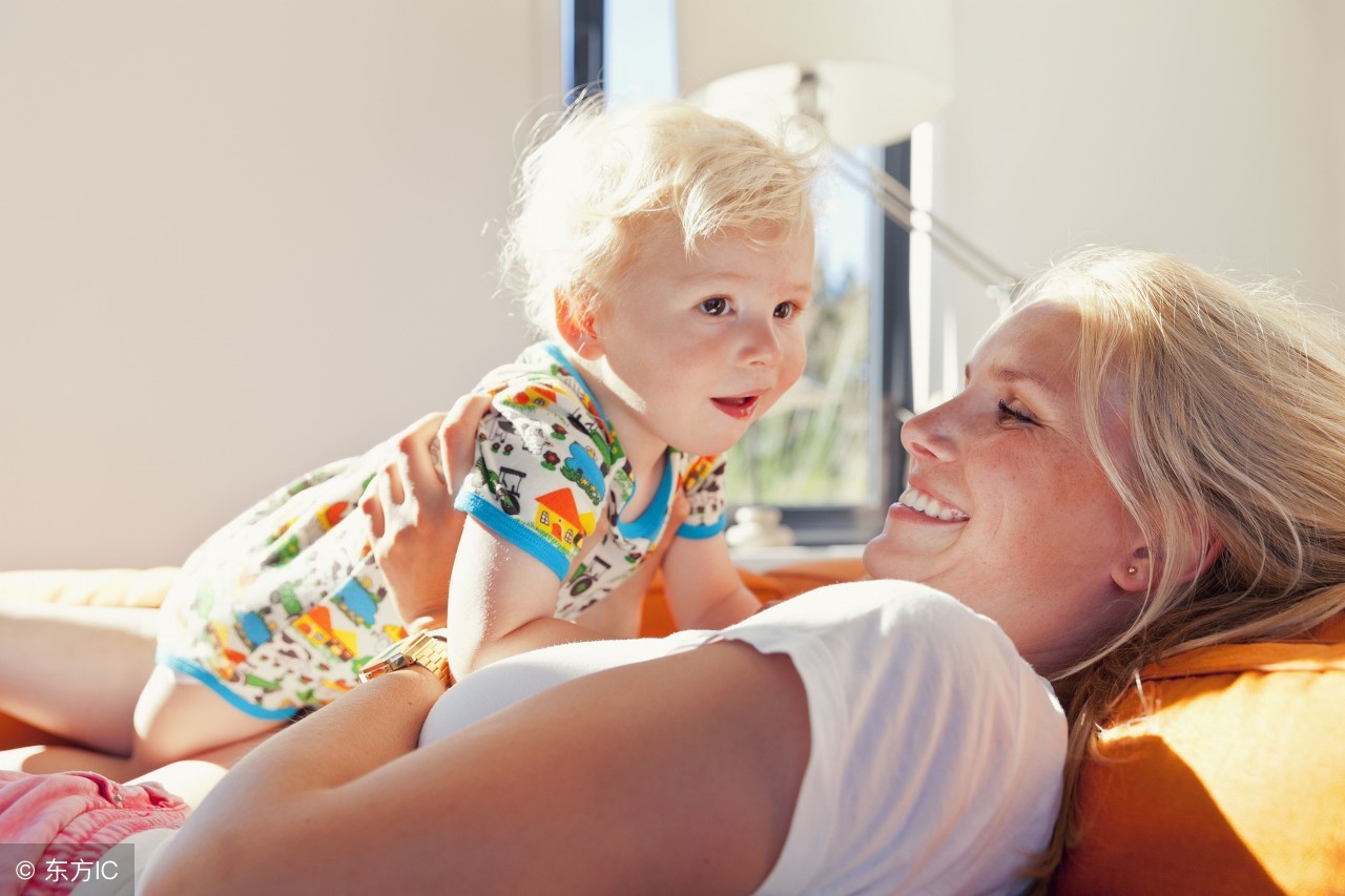 婴儿抱着喂奶好还是躺着喂奶好,不会抱着宝宝喂奶怎么办