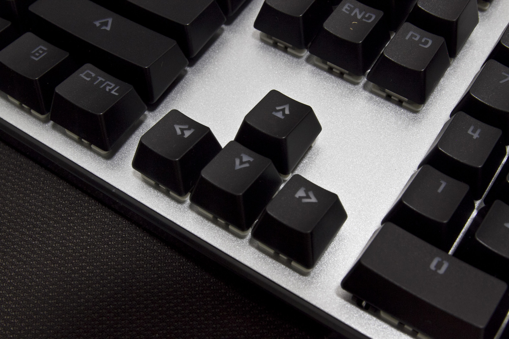 百元以内吃鸡神器推荐,灵逸黑寡妇键盘是什么轴