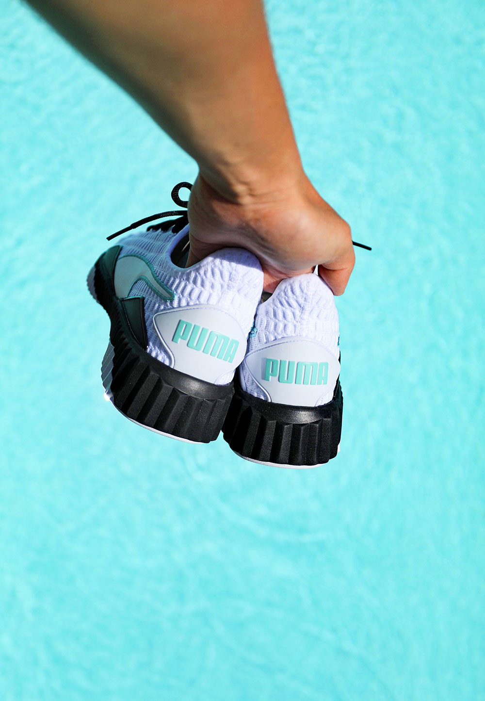 穿了这双新鞋显得腿好长!全球粉丝最多的明星亲自带货!