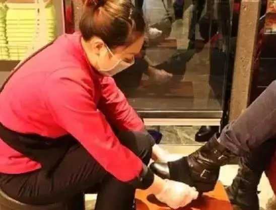 海底捞真的要400块钱吃吗,7人吃海底捞1400元账单