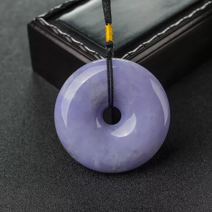 见光死的紫罗兰玉镯多少钱,紫罗兰翡翠的见光死是什么意思