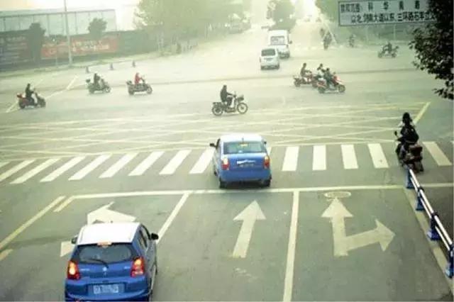 闯红灯过了中线刹停算不算闯红灯,红灯亮起越过或压线是不是闯红灯