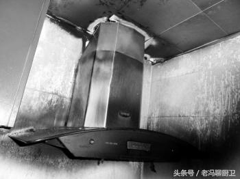 油锅起火要先关闭煤气瓶吗,油锅起火时不正确扑灭方法