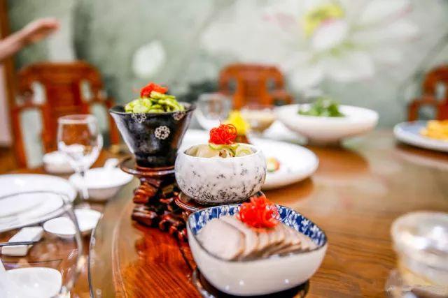 雪浪山花海几步之遥，藏着一个可骑马飚车还风景如画的山庄