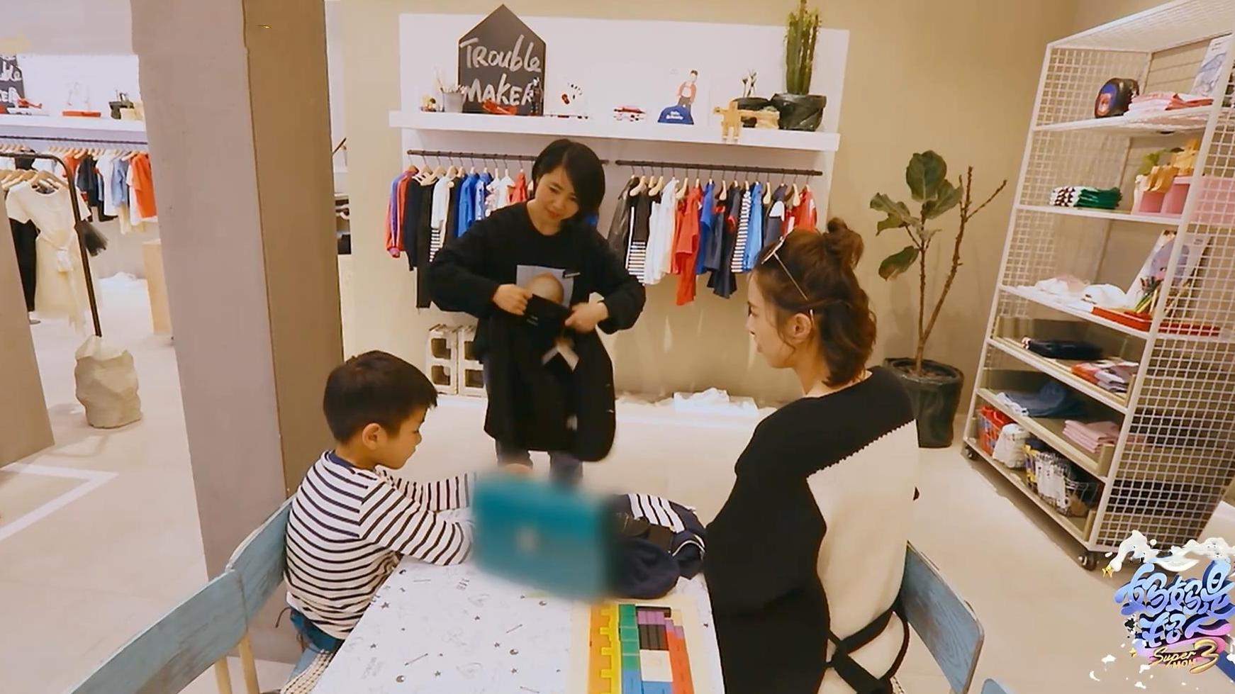 节目组放弃打马赛克？黄圣依客厅里的这三位摄影师太抢镜