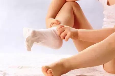 宝宝喜欢玩脚是什么原因,宝宝在床上光脚时会容易感冒吗