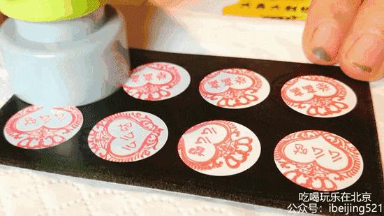 韩国小哥吃芝士热狗,韩国街头芝士热狗