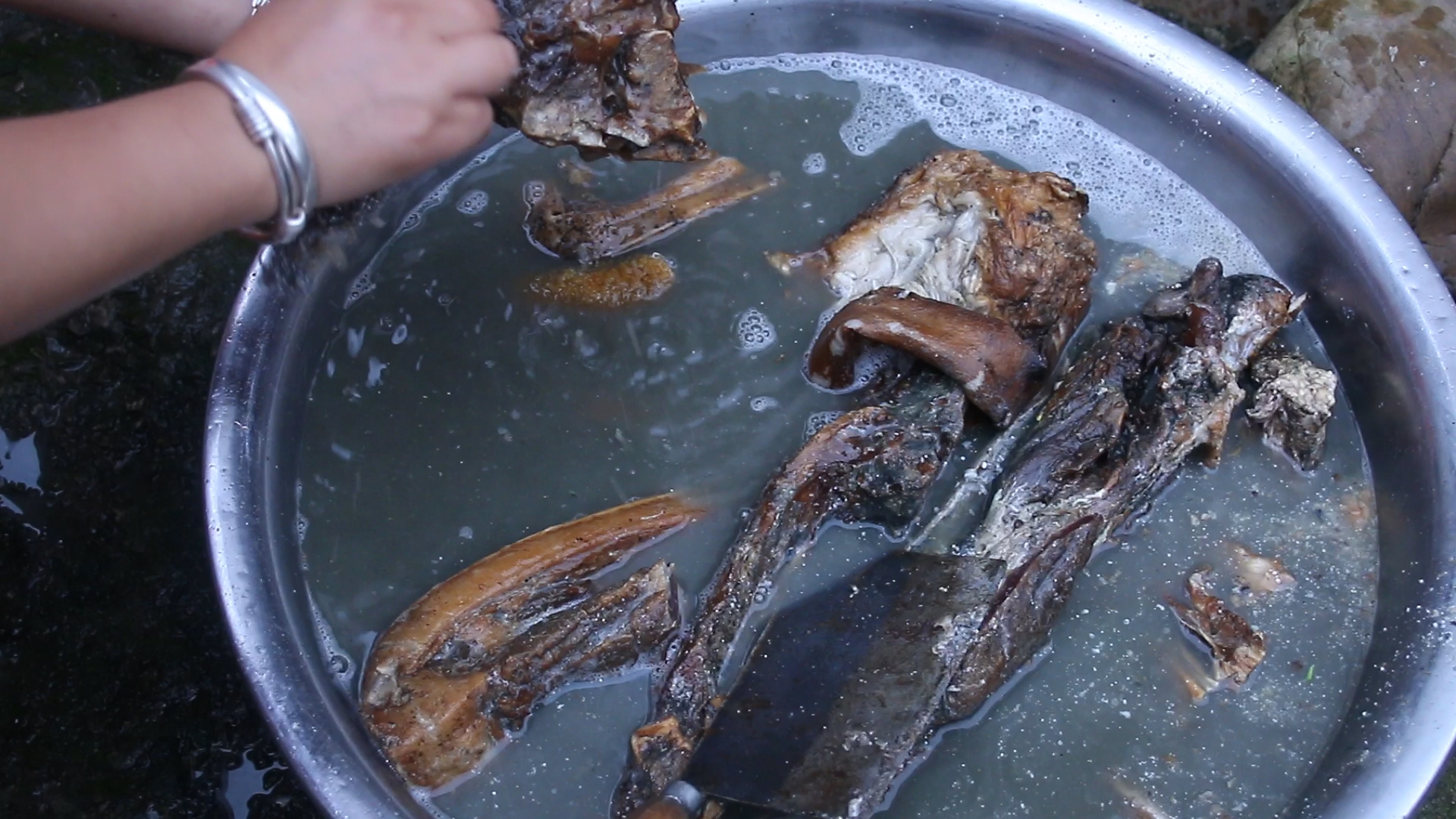 腊肉发霉了洗干净了还能吃吗,腊肉发霉怎么处理才好酒